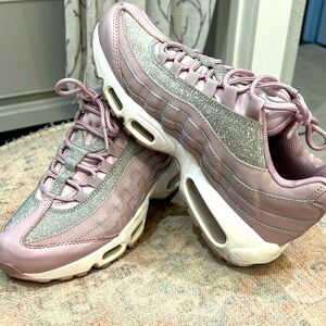 Nike size 8 lavender sparkle tennis shoe